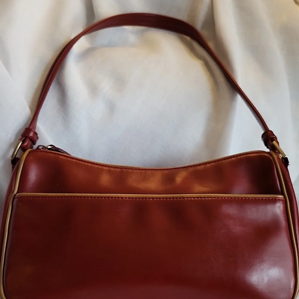 Jones New York Vintage Ex Cond Red W/ Tan Piping Leather Hobo Bag, $47